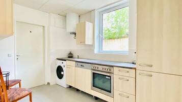 Oven, stovetop, coffee/tea maker, cookware/dishes/utensils