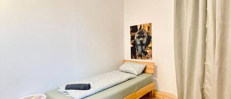 1 bedroom, bed sheets