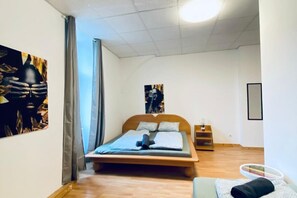 1 bedroom, bed sheets