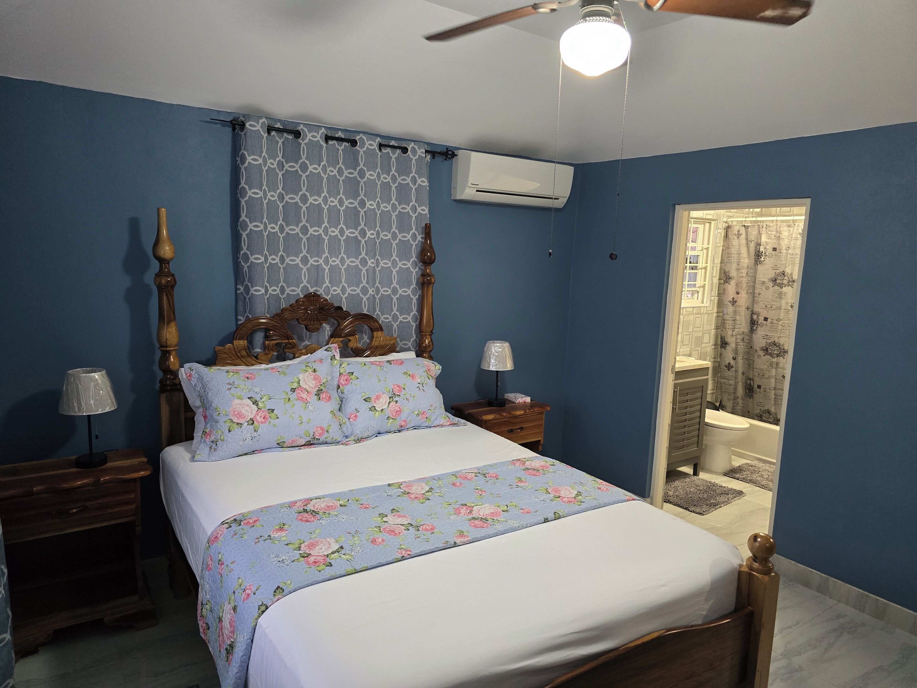 2 dormitorios, cortinas opacas, tabla de planchar con plancha