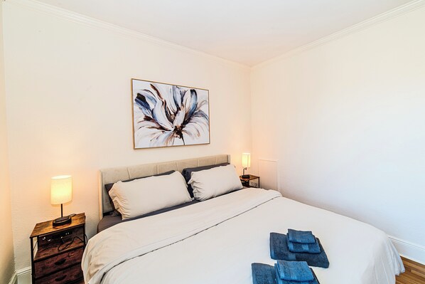 2 habitaciones, escritorio, tabla de planchar con plancha y wifi gratis 