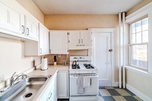 Mikrobølgeovn, kjøkkenutstyr og spisebord