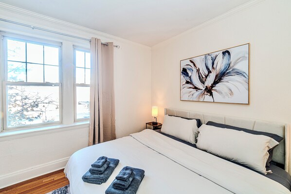 2 soverom, skrivebord, strykejern/-brett og wi-fi