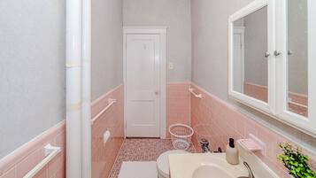 Hårføner, håndklær, såpe og toalettpapir