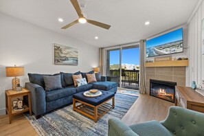 Smart TV, chimenea, futbolito y tenis de mesa