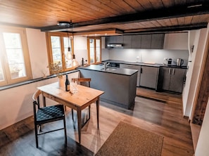 Fridge, oven, dishwasher, cookware/dishes/utensils