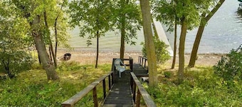 Lakeside Escape on Madison Lake- 5 bdrm home, near Mankato 