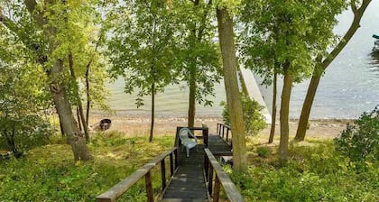 Lakeside Escape on Madison Lake- 5 bdrm home, near Mankato