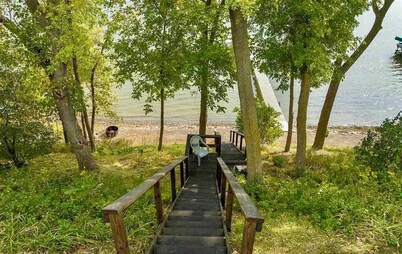 Lakeside Escape on Madison Lake- 5 bdrm home, near Mankato 