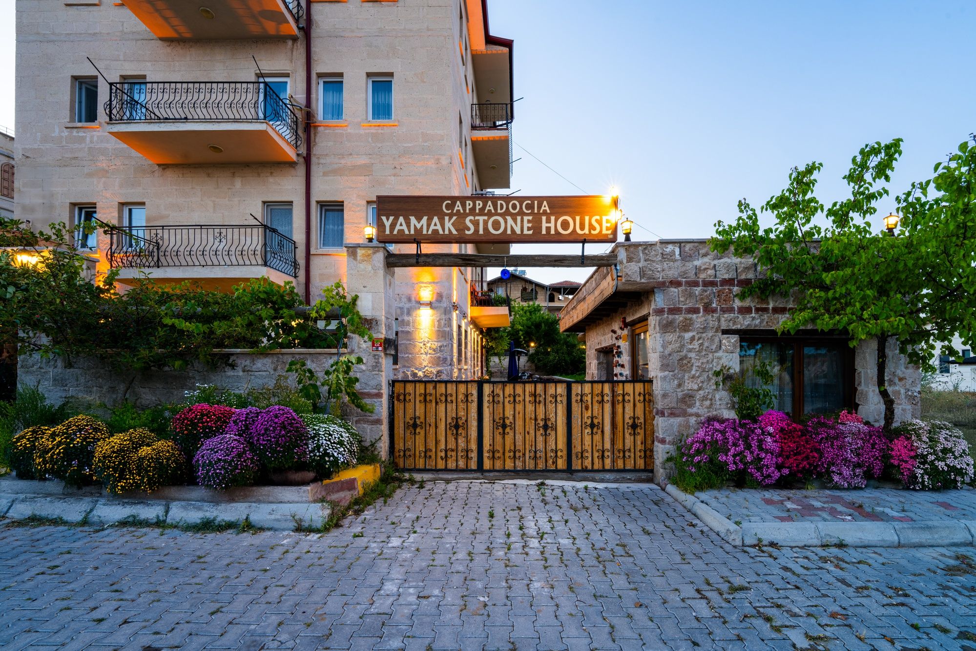Un edificio de piedra con un letrero que dice 'Cappadocia Yamak Stone House'.