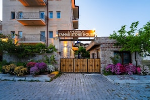 Ein Steingebäude mit einem Schild, auf dem 'Cappadocia Yamak Stone House' steht.