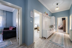 Una habitación con cama, armario, escritorio y silla.
