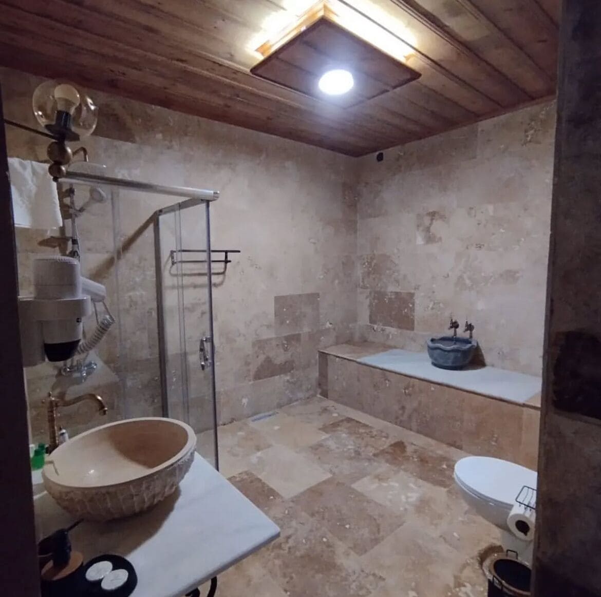 Comfort Suite, Courtyard View | Bathroom | Free toiletries, hair dryer, slippers, towels