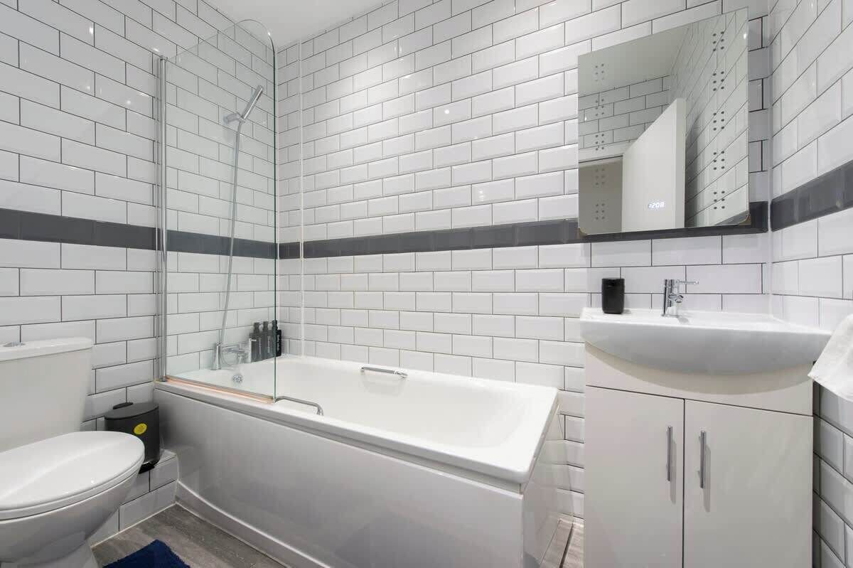 Shower, hair dryer, towels, shampoo