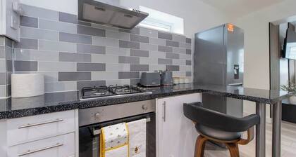 Modern 1BR I Work-From-Home Ready I Fast Wi-Fi