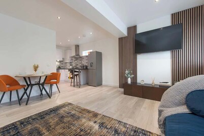 Modern 1BR I Work-From-Home Ready I Fast Wi-Fi