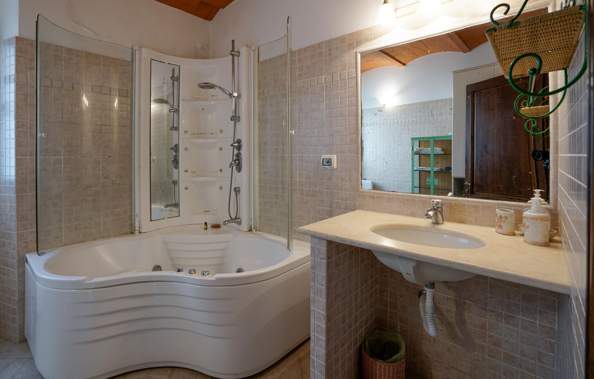 Un bagno con una vasca freestanding, un mobile lavabo doppio e un grande specchio.