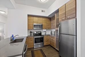Refrigerador, microondas, horno y parrilla de estufa