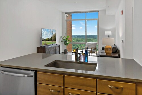 Tysons 1BR + Queen Den | High Floor Views & Pool