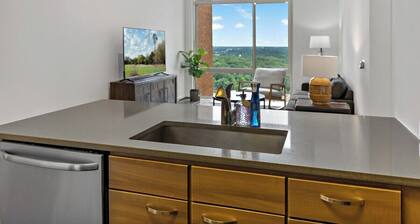 Tysons 1BR + Queen Den | High Floor Views & Pool