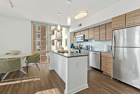 Geladeira, micro-ondas, fogão, lava-louças