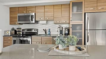 Refrigerador, microondas, horno, placa de cocina