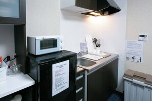 Fridge, microwave, stovetop, cookware/dishes/utensils - Daisenji Alley In Red / Kyoto Kyōto (Kyoto)