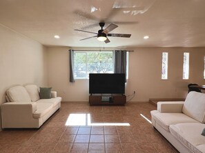 Living area - Spacious 5-bedroom house with AC and WiFi in charming Sierra Vista (Sierra Vista)
