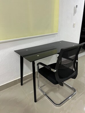 Habitación Deluxe, vista al jardín | Caja de seguridad en la habitación y escritorio