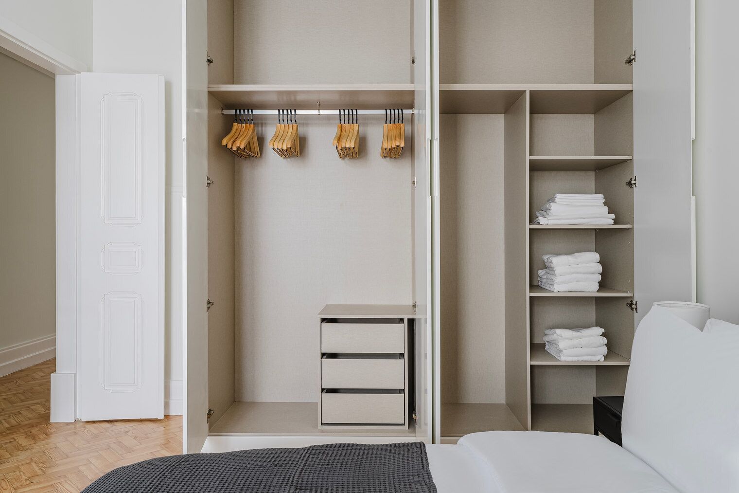 3 室のベッドルーム、アイロン / アイロン台、WiFi、ベッドシーツ