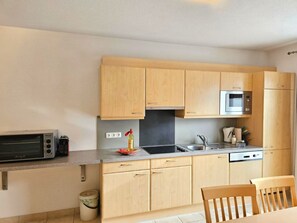 Refrigerador, microondas, lavavajillas, utensilios de cocina