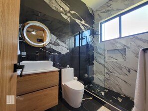 Hårføner, håndklær, såpe og toalettpapir