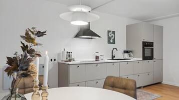Coffee/tea maker, fridge, microwave, oven