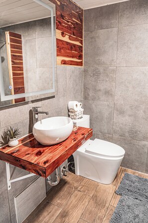 Serviettes fournies, savon, papier de toilette