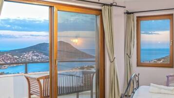 4 camere, una cassaforte in camera, una scrivania, ferro/asse da stiro