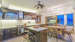 Geladeira, micro-ondas, fogão, cooktop
