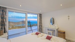 4 Schlafzimmer, Zimmersafe, Schreibtisch, Bügeleisen/Bügelbrett