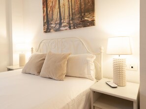 2 bedrooms, iron/ironing board, internet, bed sheets