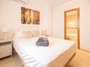 2 chambres, fer et planche à repasser, accès Internet, draps fournis