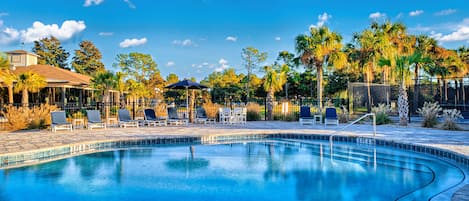 Una piscina al aire libre, una piscina climatizada