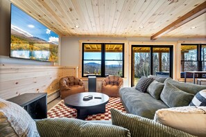 Smart TV, fireplace, video games, ping pong - NEW★8 mi to Ski★Pano Views★Hottub★Sauna★Game Room★DogOK (Bethel)