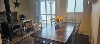Charming Northern Idaho Getaway. A 4-bedroom house in Kamiah with AC and WiFi.