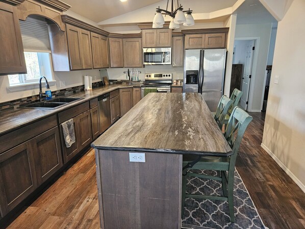 Een koelkast, een microgolfoven, een oven, een kookplaat