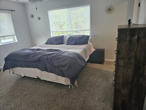 4 bedrooms, desk, WiFi, bed sheets