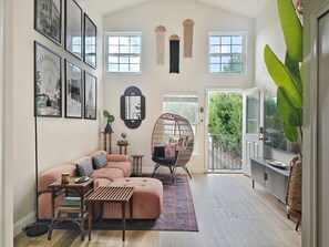 Een smart-tv en boeken