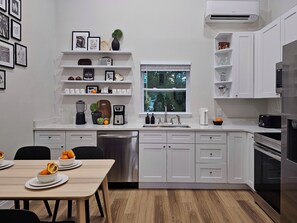 Réfrigérateur, four à micro-ondes, un four, surface de cuisson