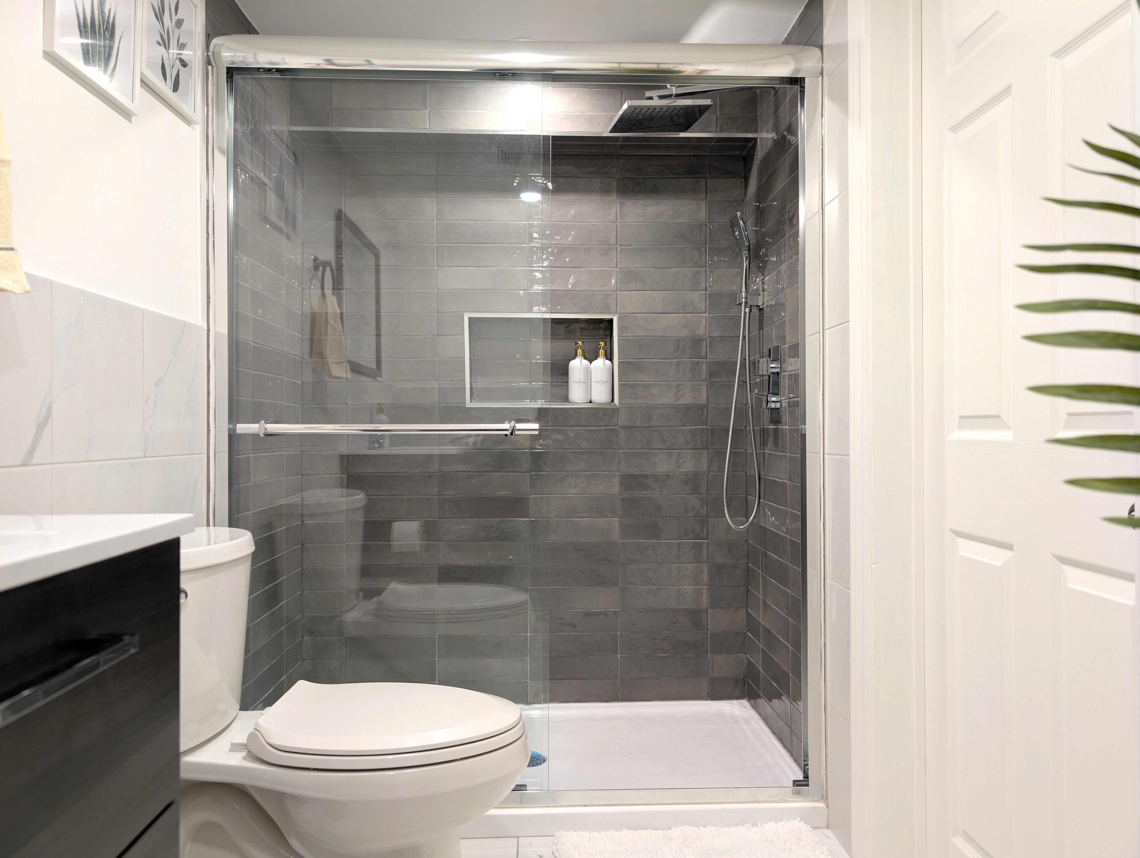Een douche, milieuvriendelijke toiletartikelen, een haardroger