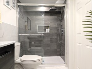 Een douche, milieuvriendelijke toiletartikelen, een haardroger