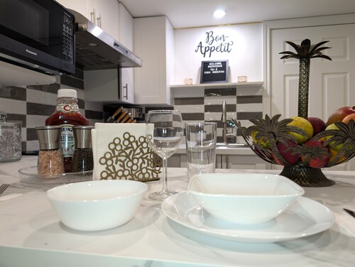 Stylish & Modern Condo - FREE Parking & EV Charger
