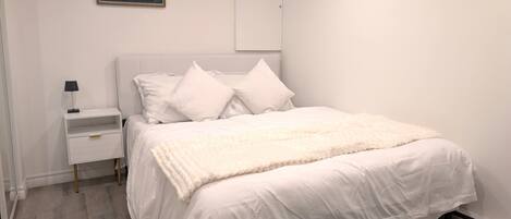 1 chambre, fer et planche à repasser, lit de bébé portatif